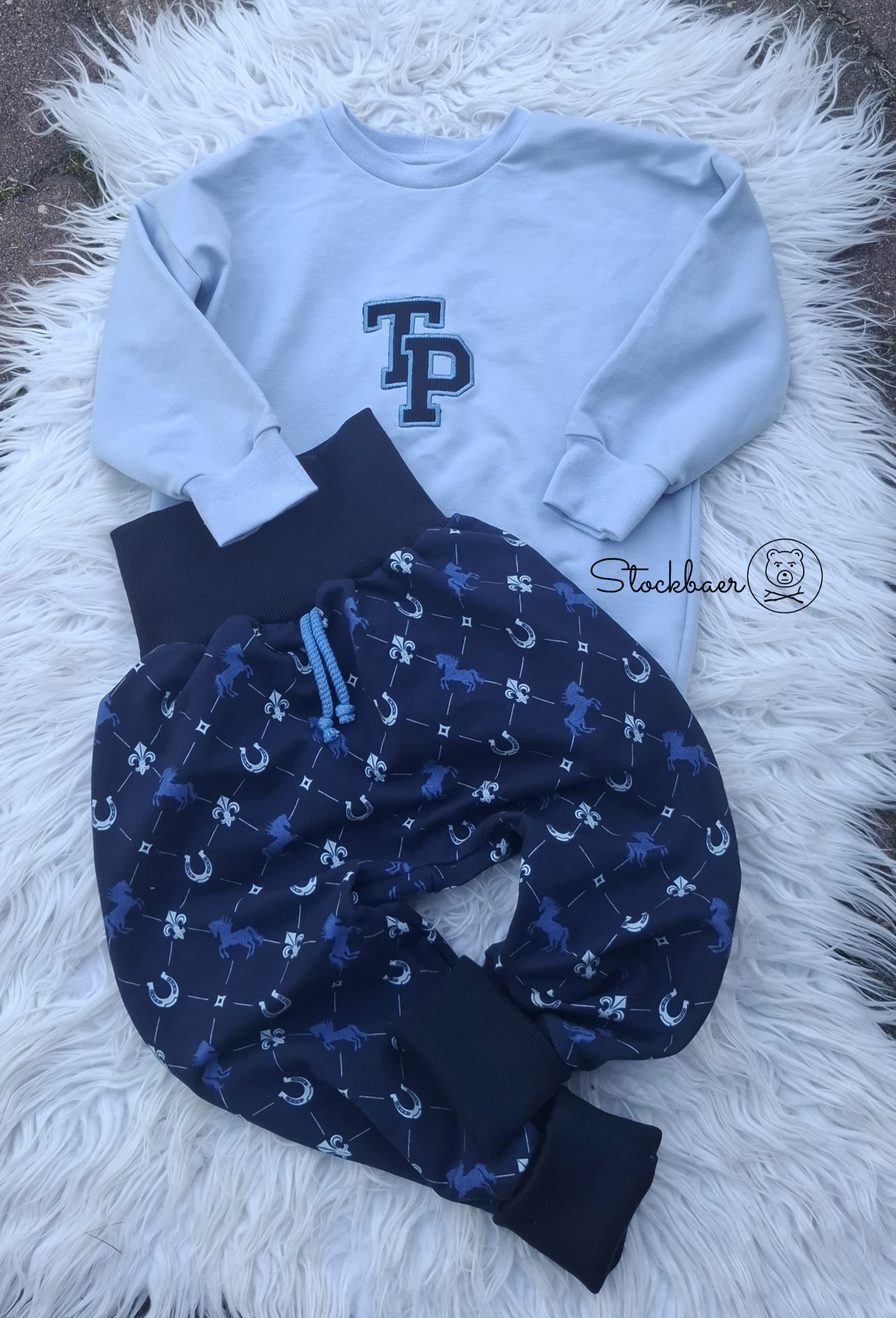 Vom Stoffdesign zum Mitwachs-Outfit – Teil II bei StockBaer