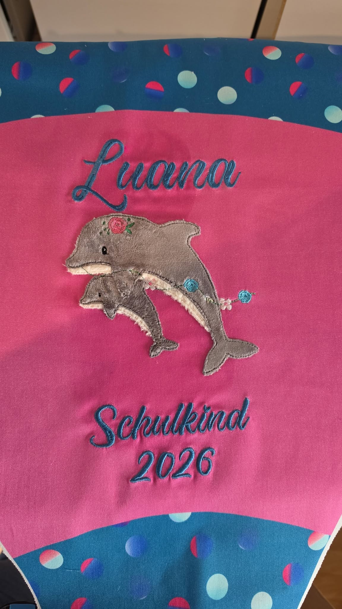 Last-Minute Schultüte selber nähen: Laura zaubert in nur einem Tag ein Einschulungs-Unikat mit Cut & Sew Panel von stoff.love