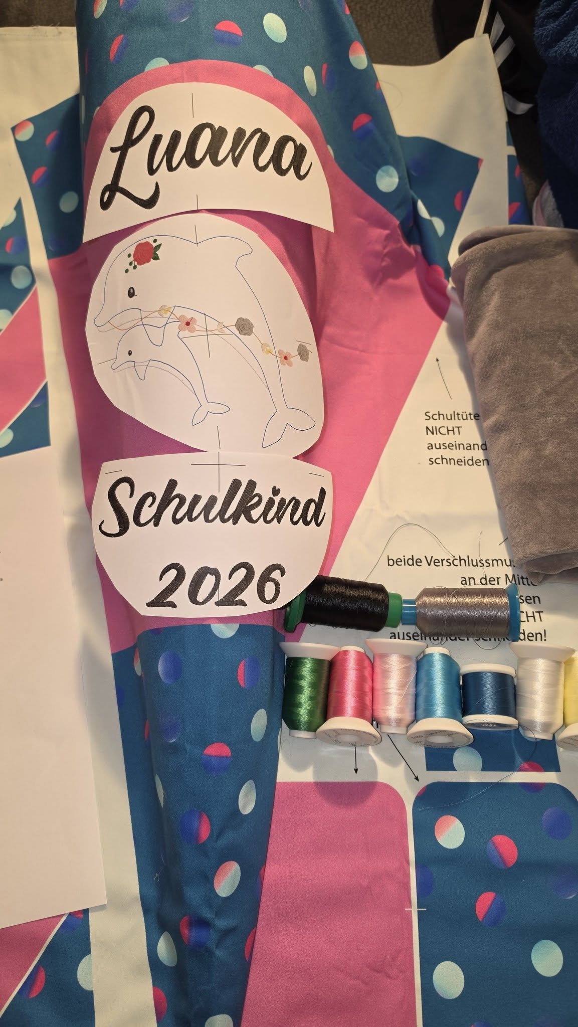 Last-Minute Schultüte selber nähen: Laura zaubert in nur einem Tag ein Einschulungs-Unikat mit Cut & Sew Panel von stoff.love 🎒✨