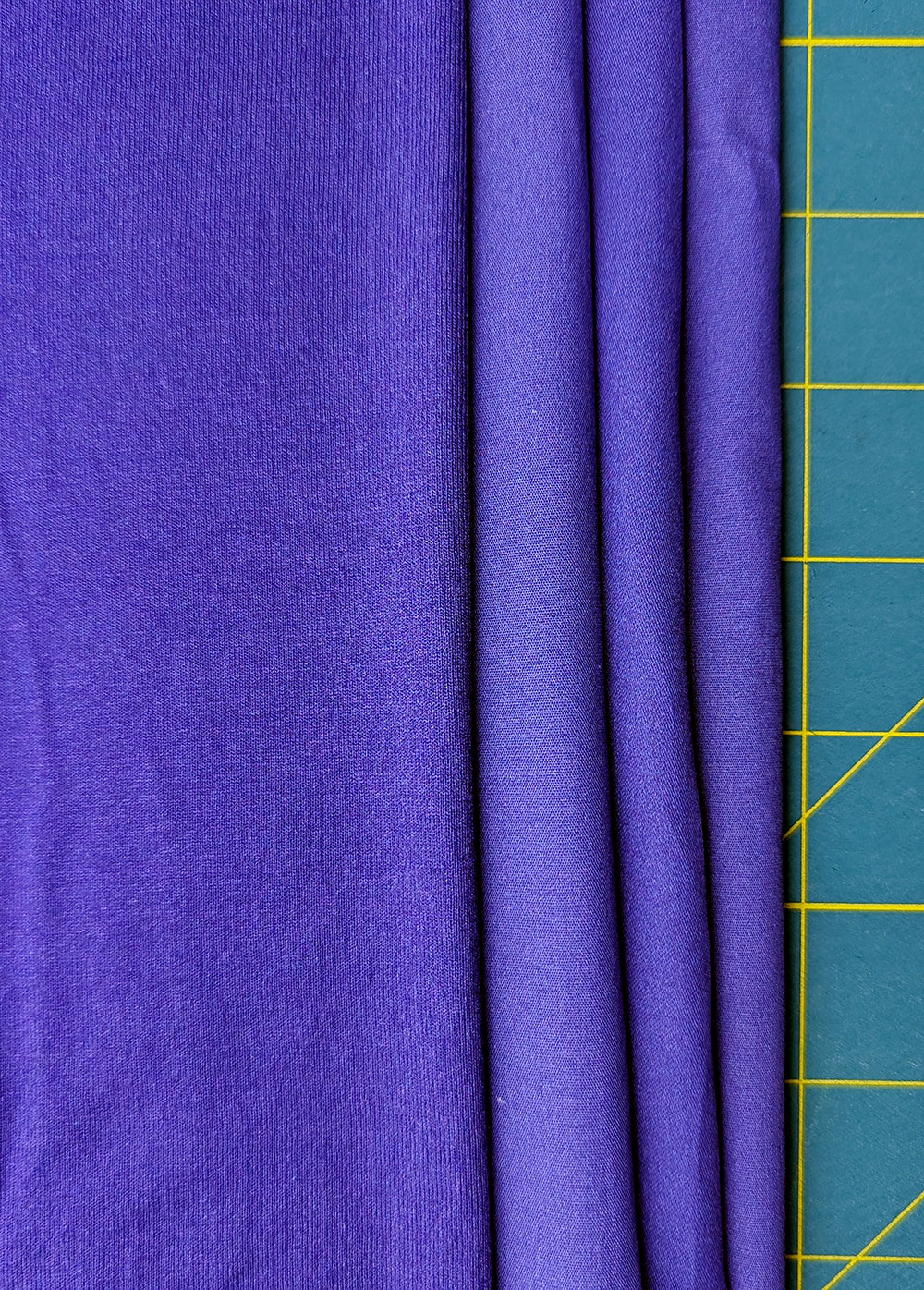 Sind die Farben bei www.stoff.love auf unterschiedlichen Stoffqualitäten identisch?