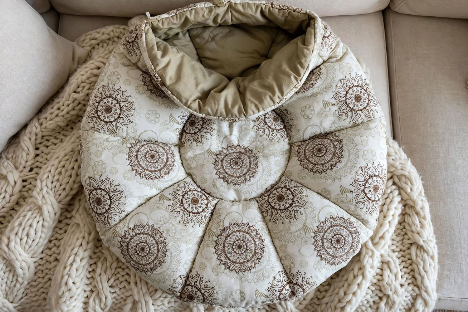 Drei KI-inspirierte Winternähprojekte: ein weich gepolsterter Fußwärmer, moderne Handstulpen mit Daumenöffnung und eine kuschelige Wärmflaschenhülle mit Paspel-Einfassung.