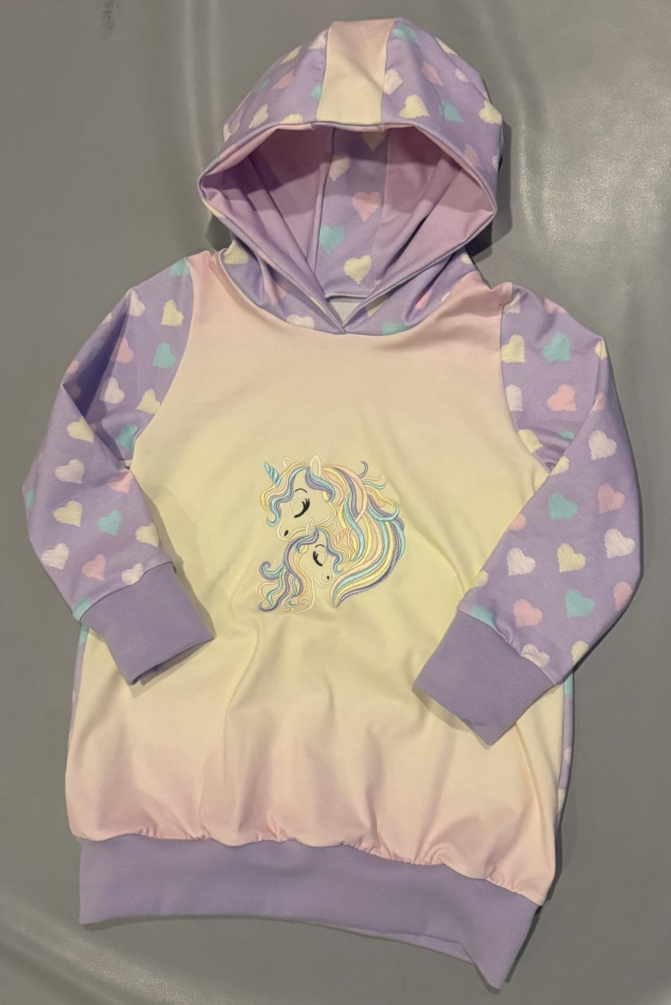 Ein Hoodie wie ein Schultraum – genäht von Manja mit stoff.love Jersey