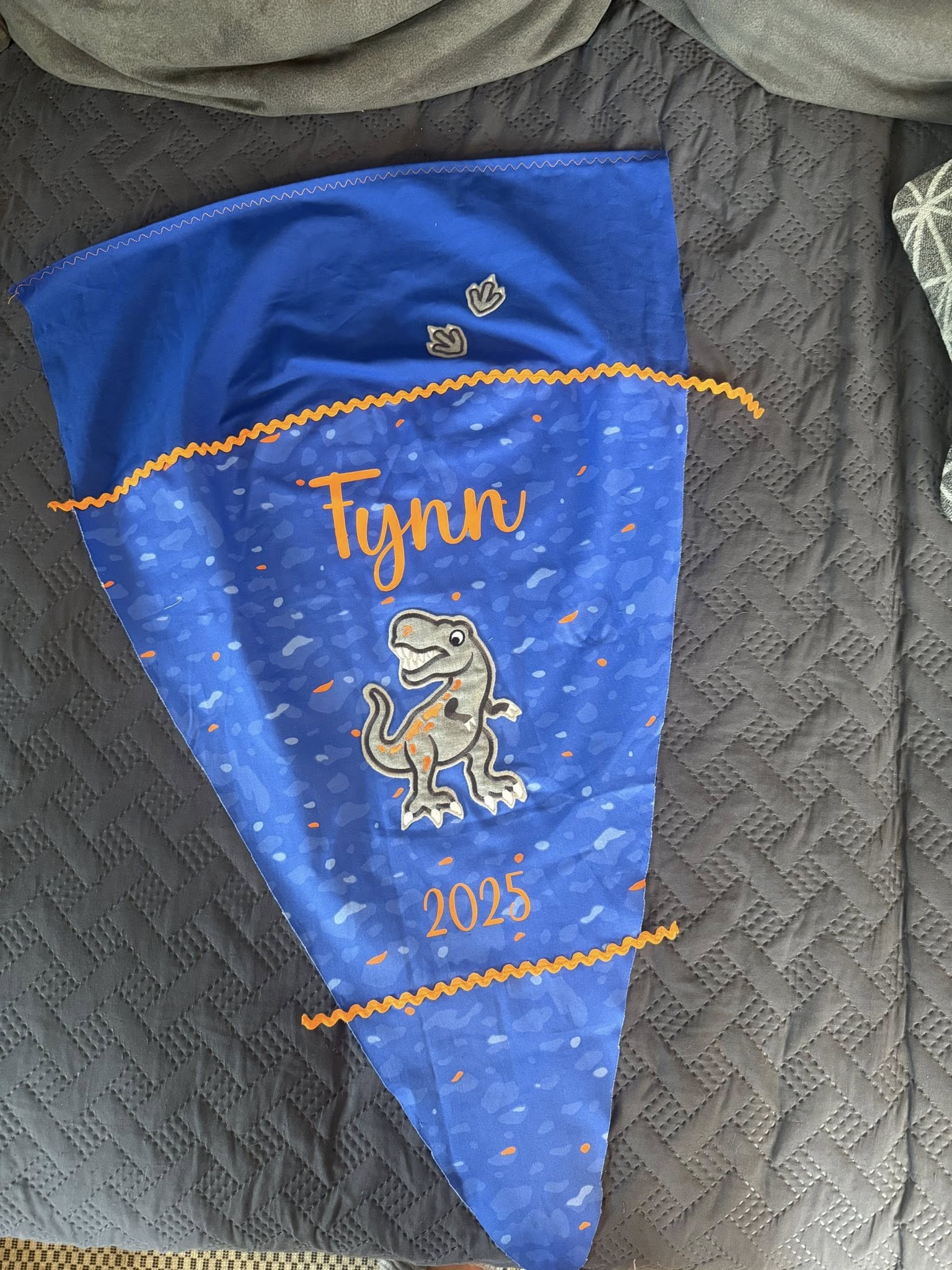 Dino-Schultüte für Fynn – mit ganz viel Herz genäht 🦖✨