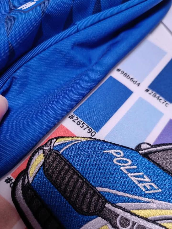 Polizei-Schultüte in schlichtem Blau – perfekt für kleine Streifenpolizisten!