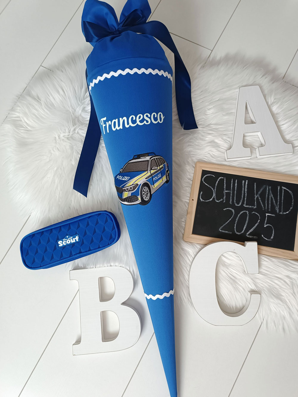 Polizei-Schultüte in schlichtem Blau – perfekt für kleine Streifenpolizisten!