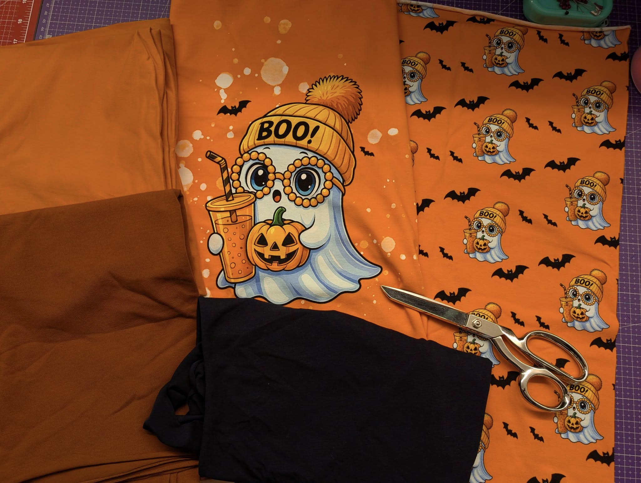 🧵 Halloween steht vor der Tür – und der Stoff könnte nicht perfekter sein! 🎃
